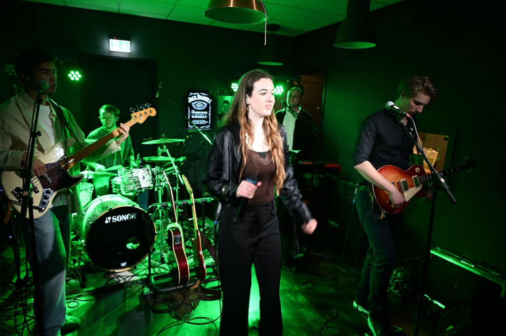 ../Images/10 jaar Ro's Barbershop 151.jpg